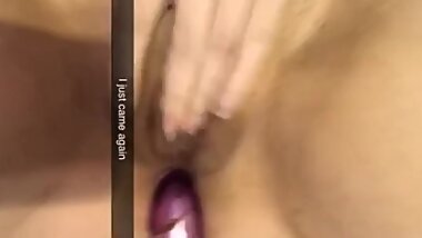 Young Stay at home mom makes herself cum.