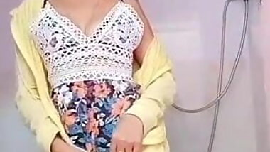 Young Pinay milf seducing